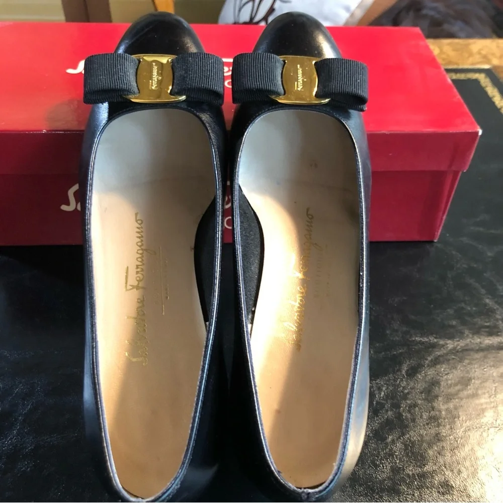 Salvatore Ferragamo Vara Pump Size 7B in Nero Calfskin - Picture 7 of 16